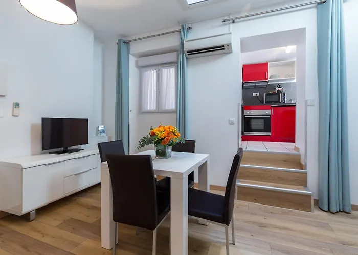 Florella Clemenceau Apartment *